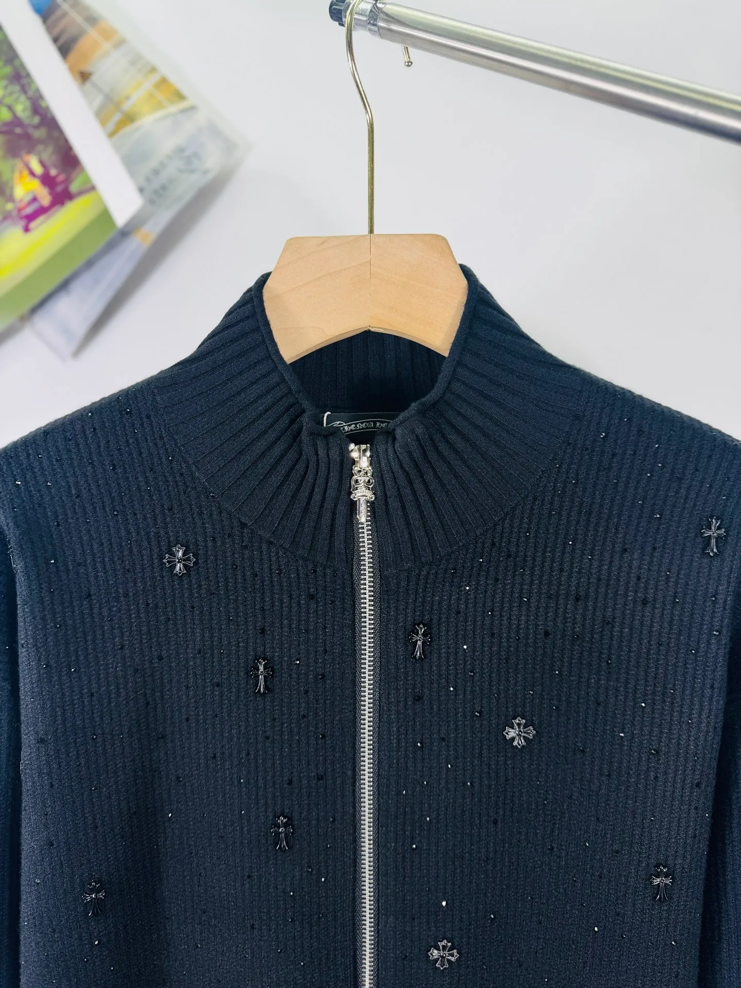 P360 top version 🐮 Real shot without P, different from market products】 Chrome Hearts ❄️2025 new classic starry sky couple style zipper knitted sweater 🔥High version🔥High version🔥 The fabric is made of 32-count cotton yarn blended material, which is skin-friendly and does not stick to the body, does not cause pilling, feels very soft, super comfortable, fashionable and individual, super versatile and good-looking knitted sweater, very suitable for both men and women, a must-have for everyone. Packaging Hang tag collar label washed wheat complete👍 Style number: 1101 Color: black Code number: s-xl